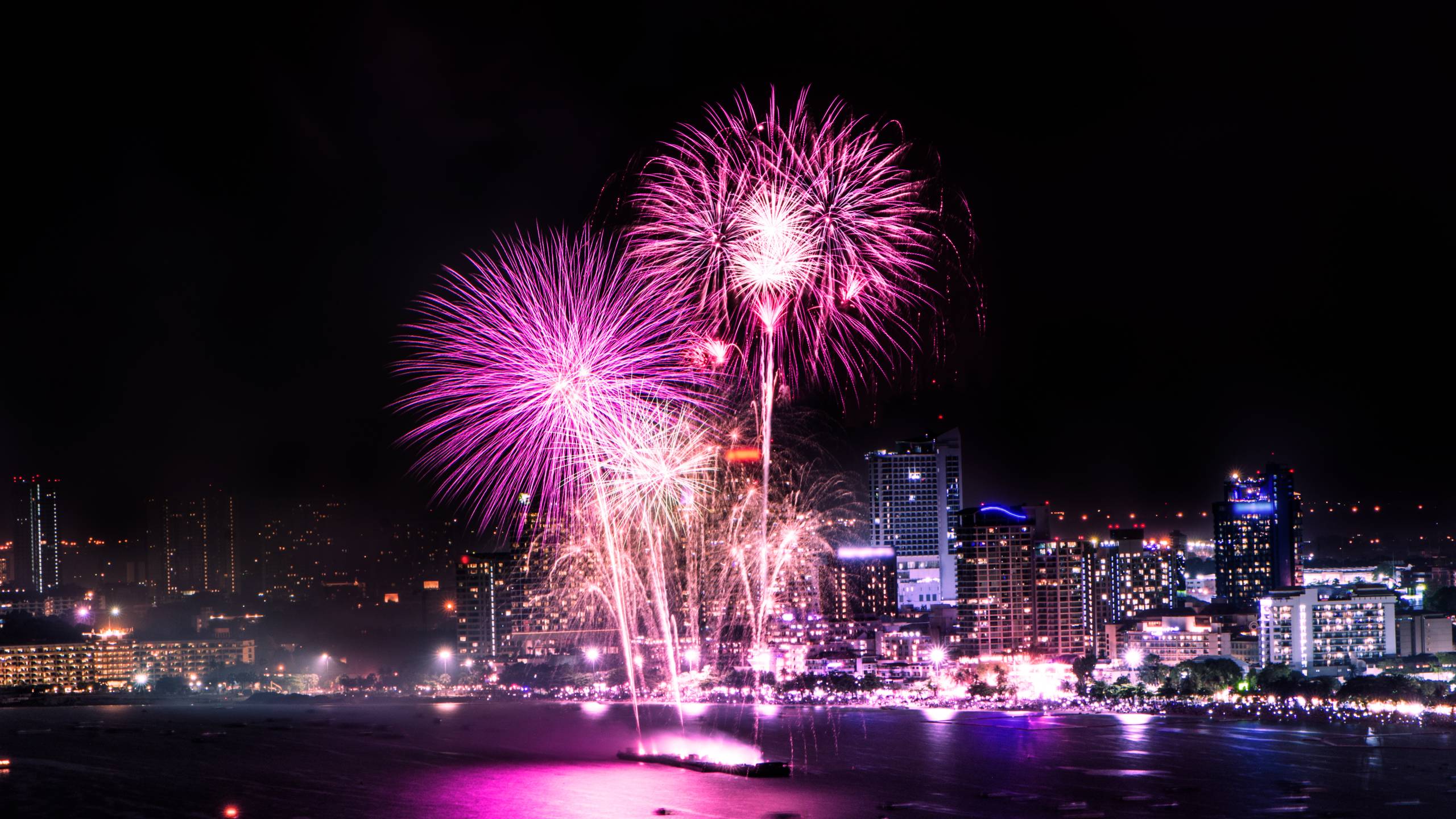 Cityscape,Of,Night,Skyline,Pattaya,City,And,Colorful,Fireworks.,Celebration